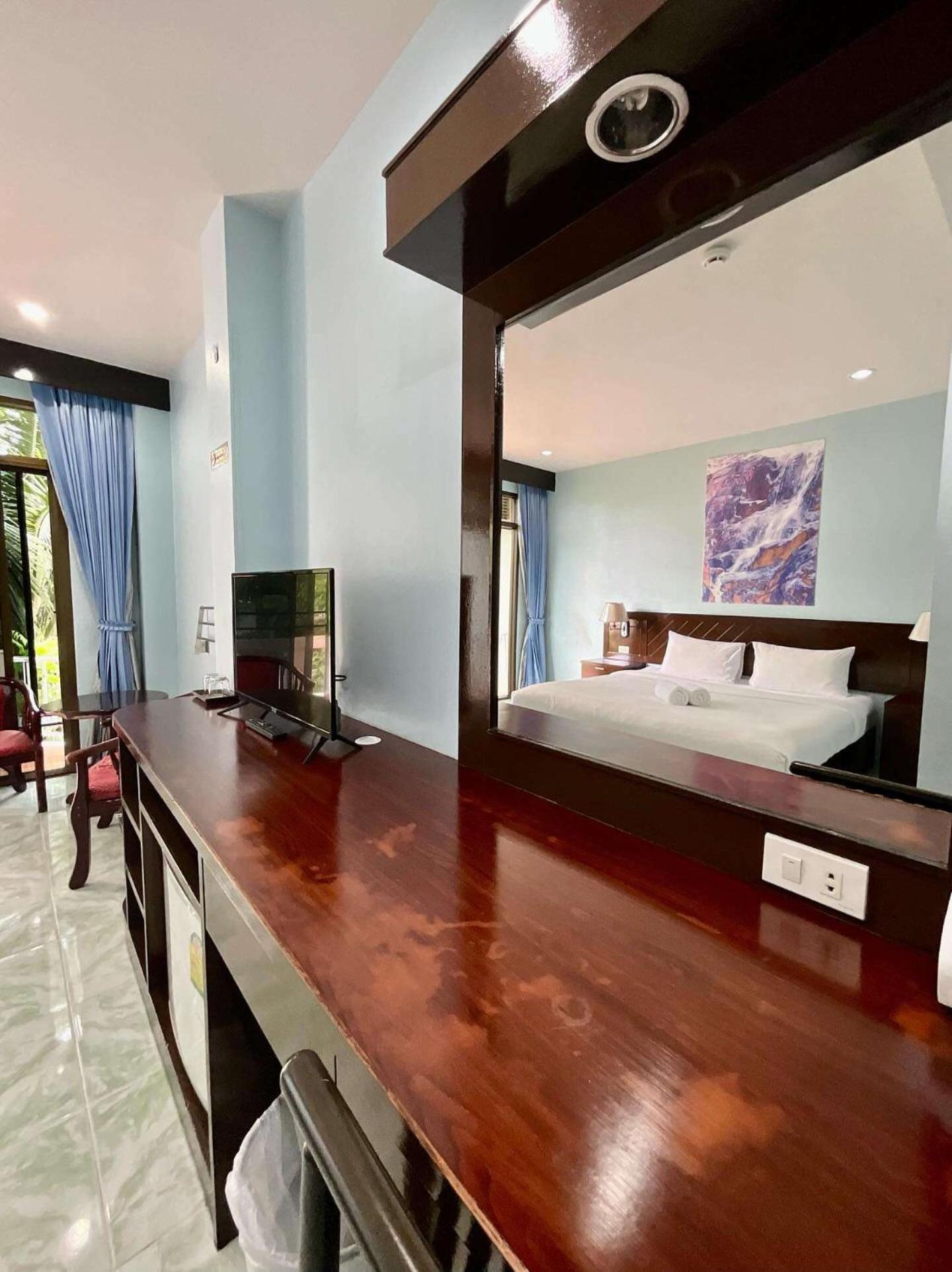 Riviera Patong Hotel Bagian luar foto